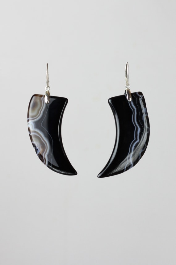 Claw-shaped agate and silver earrings