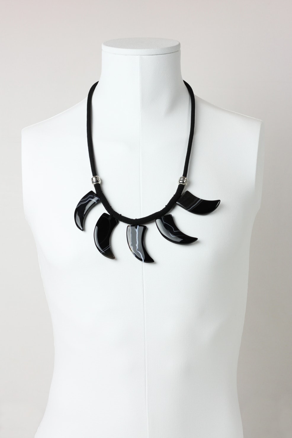 Black agate claw necklace